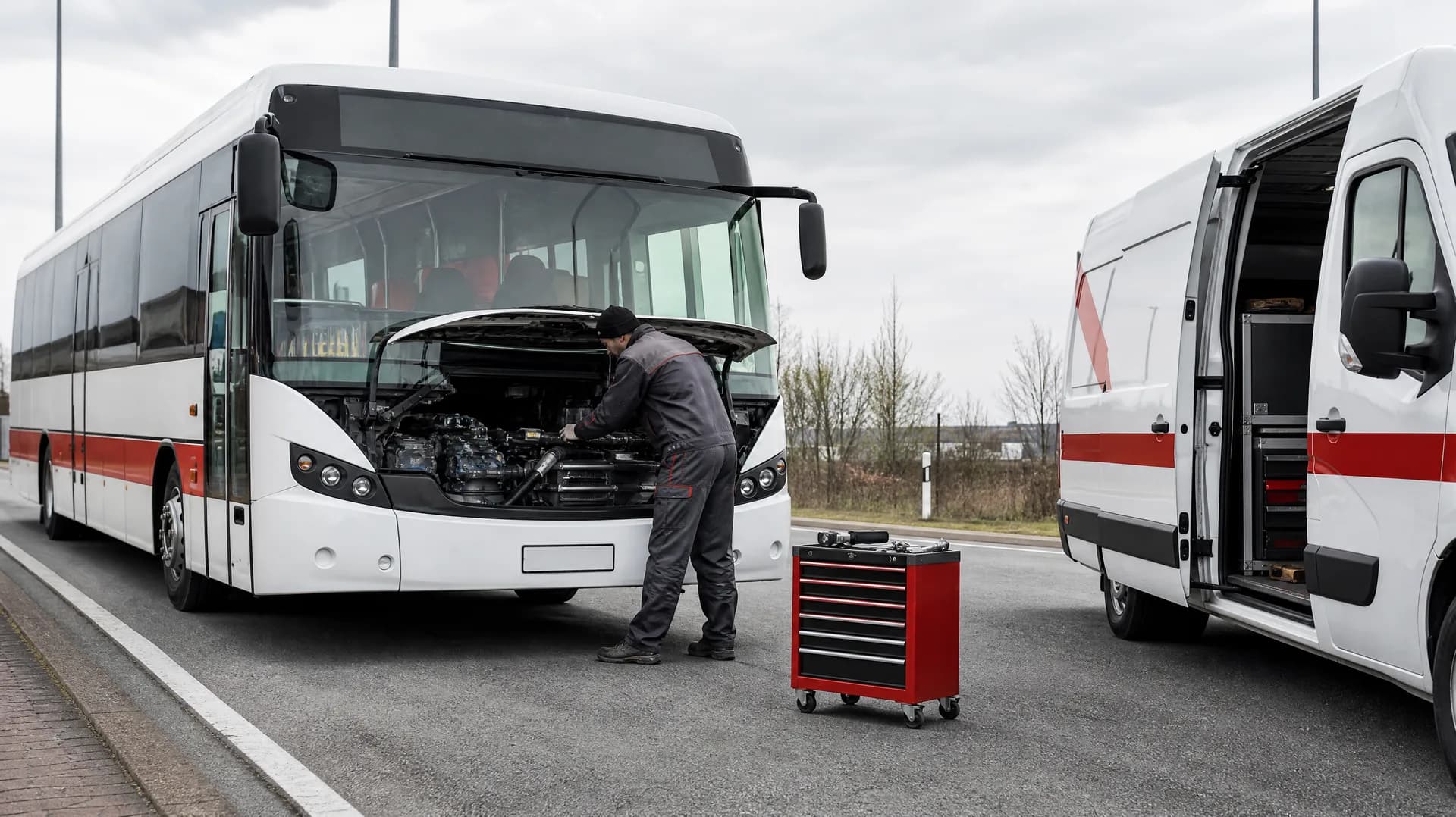 Unidad de taller móvil KLPSA atendiendo un bus en carretera